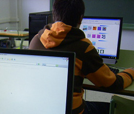 Alumno observando el menú del curso