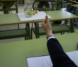 Alumna encajando un dibujo