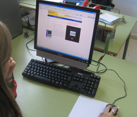 Alumna observando una animación 