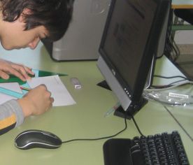 Trazando sobre el papel.