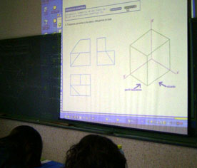 Observando sobre la pantalla de proyección