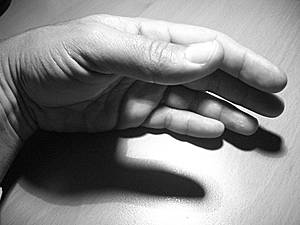 Mano en blanco y negro con iluminación dura.