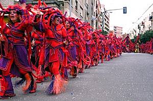 Foto de una mujer con sombrero vestida de rojo