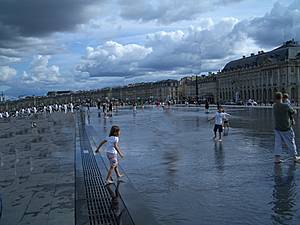 Imagen retocada de niños bañándose en burdeos.