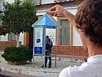 Para las rectas inclinadas o los ángulos puedes fabricarte un compás de ángulos como el que ves en la imagen con dos tiras de cartón o de plástico sujetas con un encuadernador. Con la mano estirada deberás superponer el compás de ángulos sobre el objeto que quieres dibujar para ver su inclinación y luego trasladar ese mismo ángulo al papel.