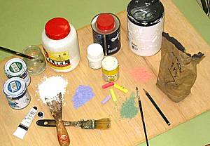 Fotografía de distintos materiales de pintura
