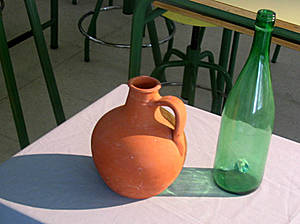 Fotografía de bodegón con botella y jarrón