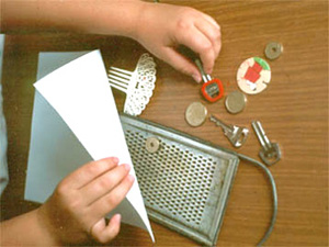 Frotando con ceras en un papel sobre distintos utensilios