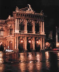 Imagen nocturna con iluminación artificial.