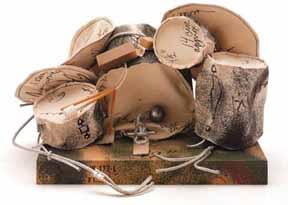 Soft Drum Set, obra de Oldemburg. Collage que representa una batería atípica hecha con latas de desecho.