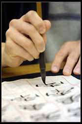 Escribiendo con tinta china y pincel