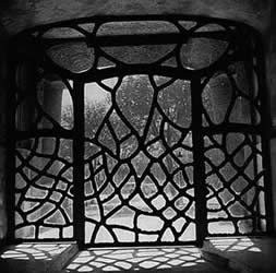 Puerta de la Casa Milá, obra del arquitecto catalán Gaudí.