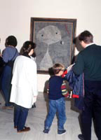 Imagen del reina sofía en una visita interior.