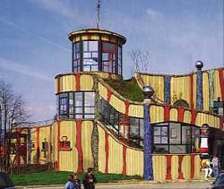 Edificio construido por HUNDERTWASSER (1989-1990): Autobahnrasthaus Bad Fischau