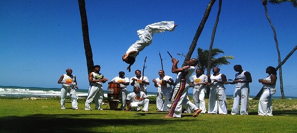La capoeira combina artes marciales, música y deporte