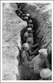 Soldados rusos esperando un ataque alemán (1917). National Geographic Magazine (Volumen 31)