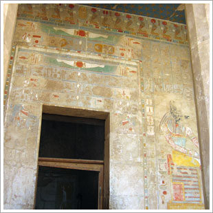 Pinturas en el templo funerario de la reina Hatschepsut en Al Deir Al Bahari. María J. Fuente (col. particular, 2006)