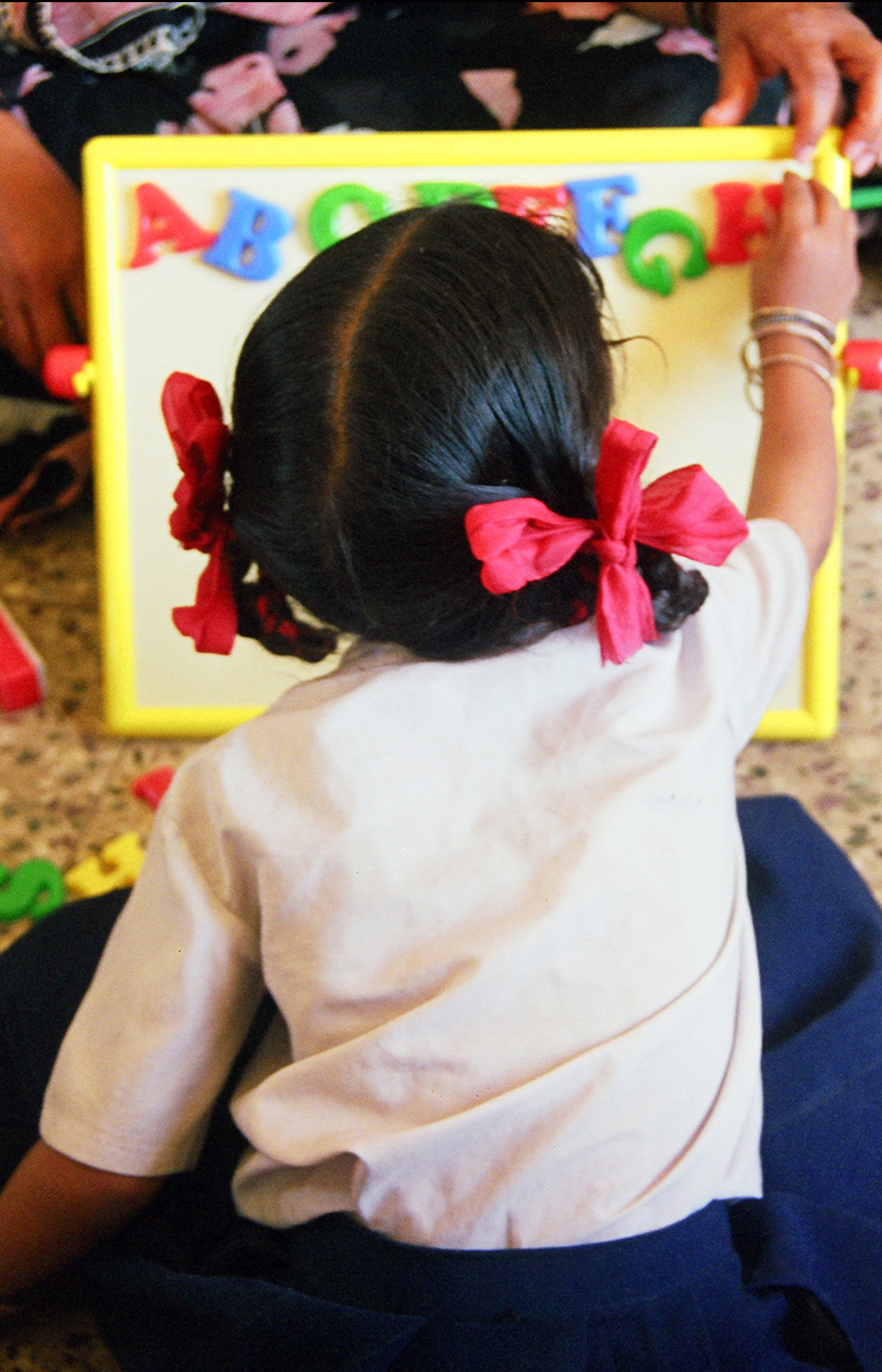 niña trabajando en clase